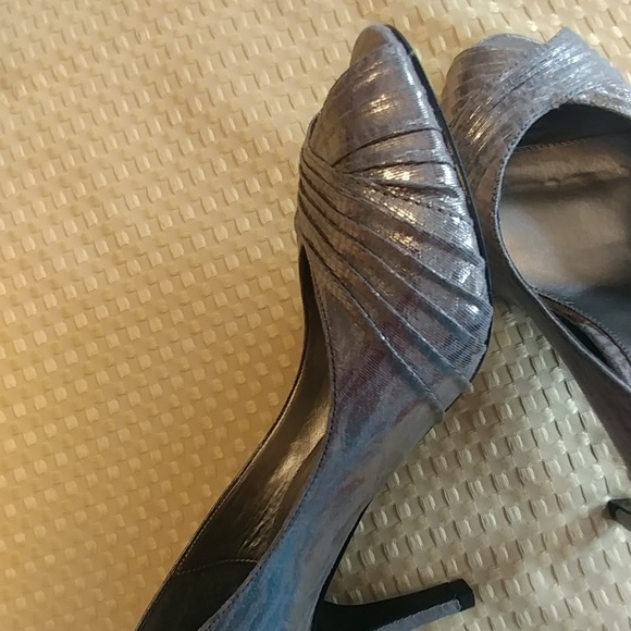 New. Adrianna Papell heels. - Picture 6 of 6